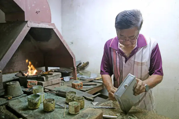 Artisans weaving